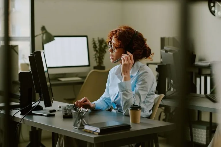 Femmes travaillent gratuitement